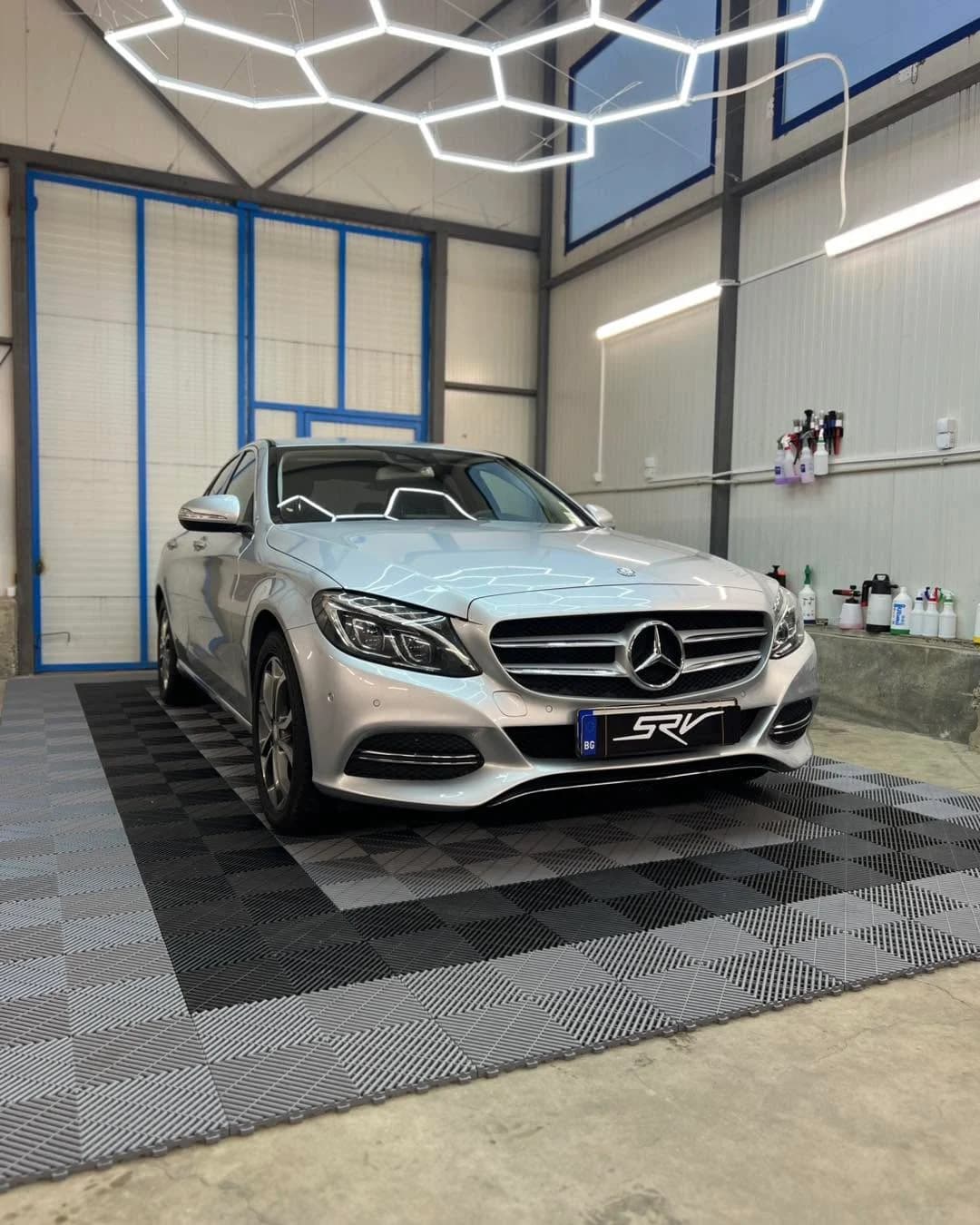 Mercedes-Benz C220 в студиото на SRV с ясно хекс-LED отражение върху тъмния лак